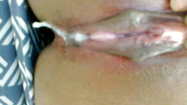 La dame porno streaming hd gratuit fête Noël avec un sexe en groupe.