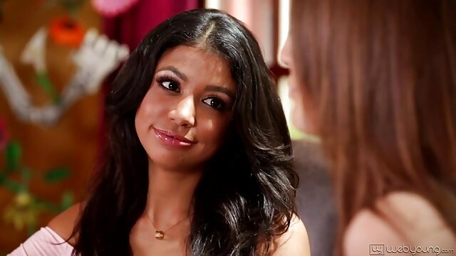 Auntie séduit un jeune télécharger porno hd gratuit homme et saute sur une bite.