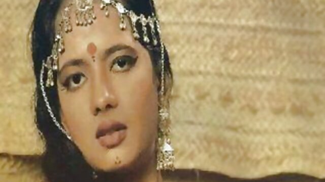 Petite amie en levrette dans la salle tu kif hd de gym.