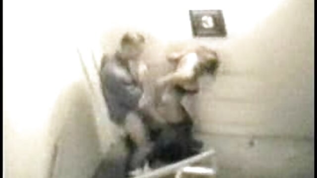 Les lesbiennes apprennent à ponor gratuit connaître les délices d'une chatte poilue et rasée.