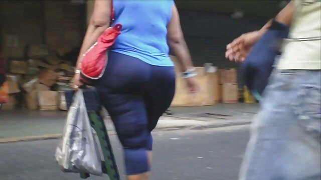 Les brunes avec des oreilles sucent le pénis film porno haute qualité d'un mec.