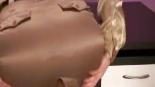 Lèche la coqnu hd bite avec la langue pour briller.