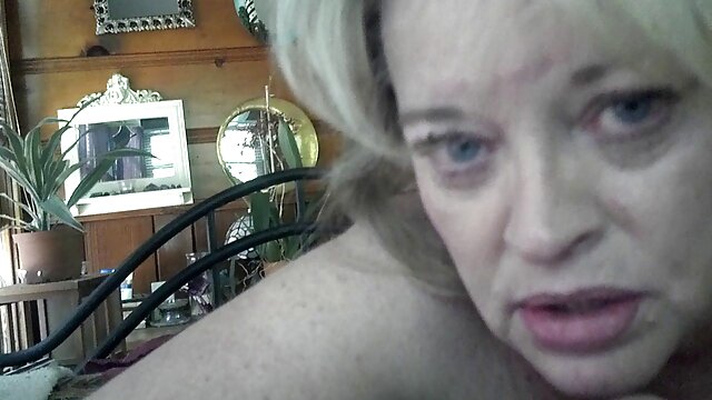 Un homme baise film sex gratuit hd une madame mature dans un buisson.