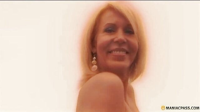 Suce porno en hd gratuit le nègre et le laisse entrer dans l'anus.