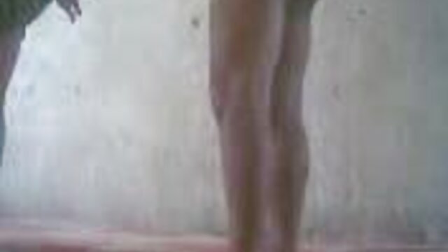 Masseuse video x hd gratuite avec de faux seins branle la bite d'un mec.