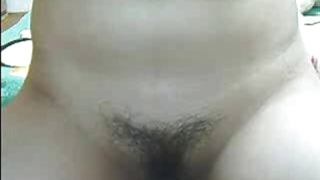 La brune sex video gratuit hd baise avec son mari devant la caméra.