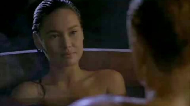 Mackenzie Moss branle retube gratuit une chatte avec un vibromasseur.