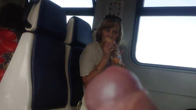 Jessica s'amuse avec son oncle au sex video gratuit hd lit.