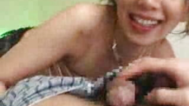 Rôtir une fureur rouge vidéo x hd gratuit dans la cuisine.