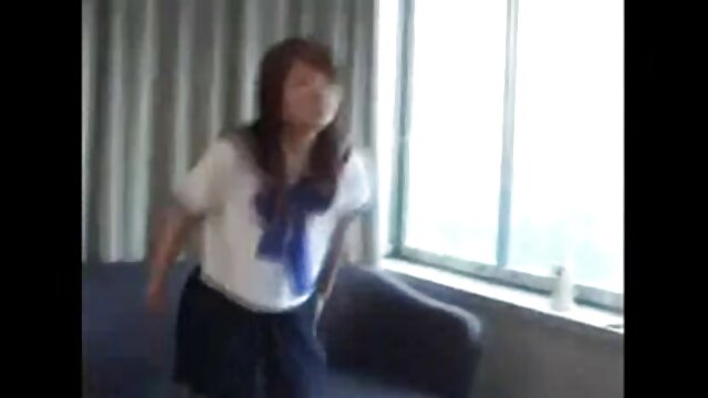 Un pornohd gratuit mec avec un bas sur la tête baise une fille.