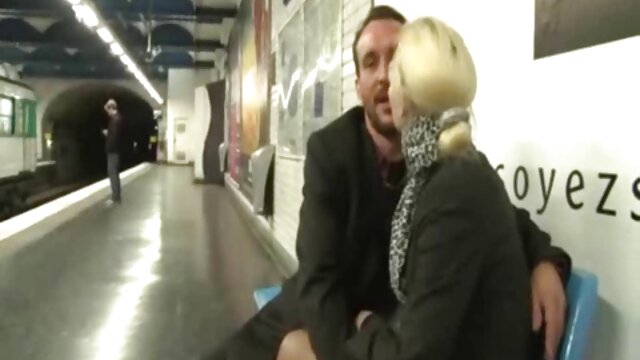 La fille a du beau filmeporno gratis cu mature sexe.