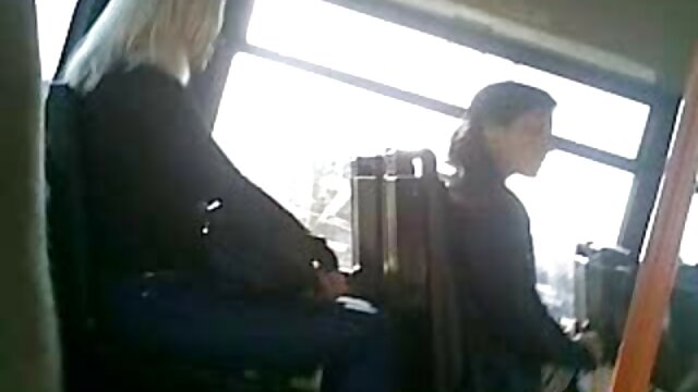 Footjob partenaire jouit films erotiques hd sur le visage.