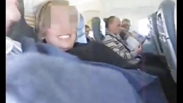 Une porno hd gratuit brune à la chatte poilue se masturbe.