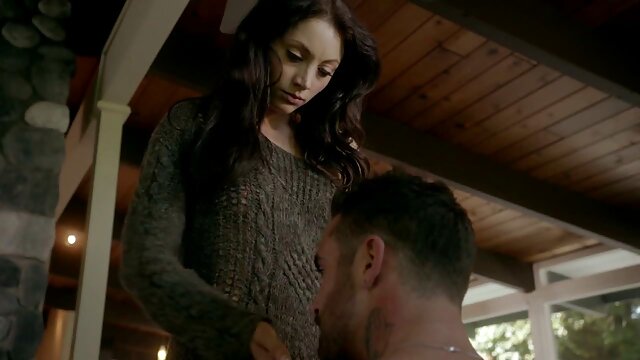 Baisée dans une video hd femme nue boîte de nuit avec des animateurs.