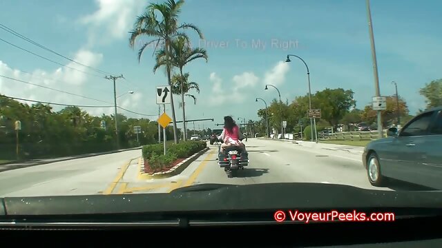 En tee-shirts mouillés, ils se lèchent dans la salle porno streaming hd gratuit de bain.