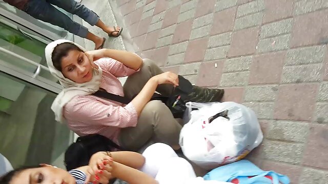 Oncle tukif vidéos gratuites au gros ventre baise un mamelon aux cheveux noirs.