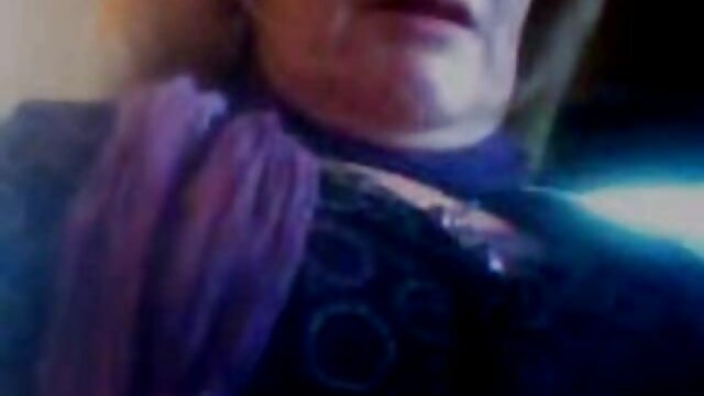 Chevauche le cul sur filmulete porno gratuite le phallus de son partenaire.