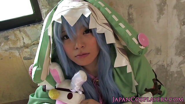 Un mec riche baise trois jeunes dans le club. sexe video hd gratuit